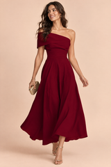 Bordeauxrode asymmetrische off-shoulderjurk