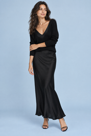Robe longue noire satinée à encolure asymétrique avec détails en plumes | Vue de face | Lounelle Paris