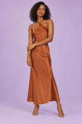 Bruine maxi-jurk met gedraaide halternek en cape