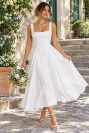 Robe midi blanche à fines bretelles et ourlet ample | Photo lifestyle | Lounelle Paris