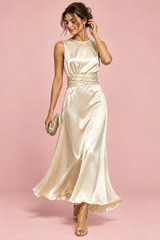 Lange champagnekleurige mouwloze jurk met gerimpelde taille