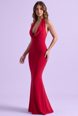 Rode rugloze maxi-jurk met watervalhals en fishtail-model
