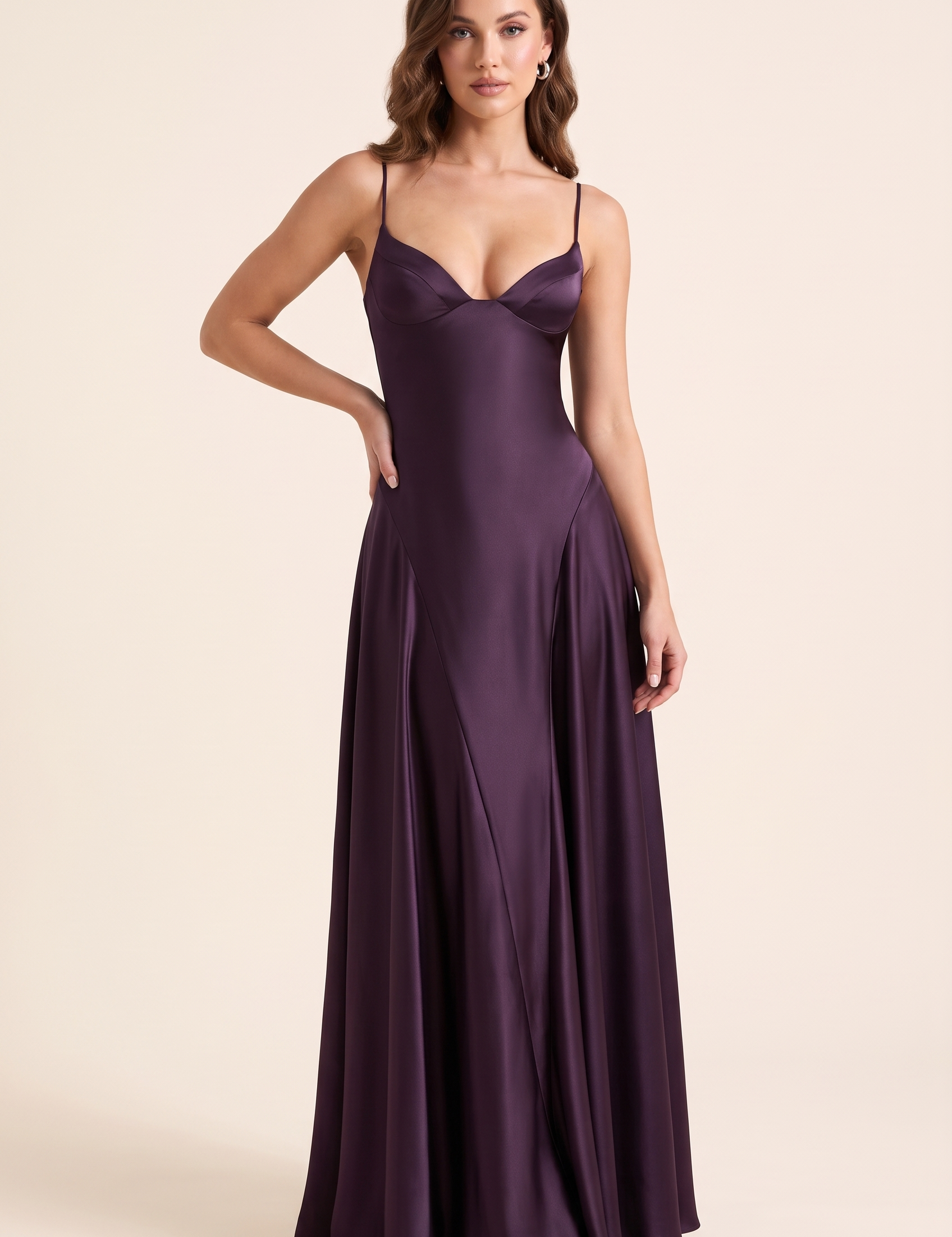 Robe longue satinée violet foncé à col V | Vue de face | Lounelle Paris