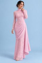 Roze kanten maxi-jurk met hoge hals en gedrapeerde rok