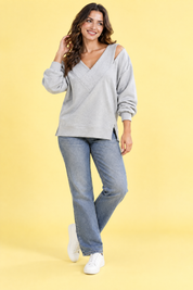 Top gris à épaules dénudées et col V | Porté sur une autre silhouette | Lounelle Paris