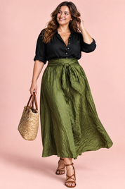 Ensemble chemise et jupe longue vert olive à taille nouée | Porté sur une silhouette plus ronde | Lounelle Paris