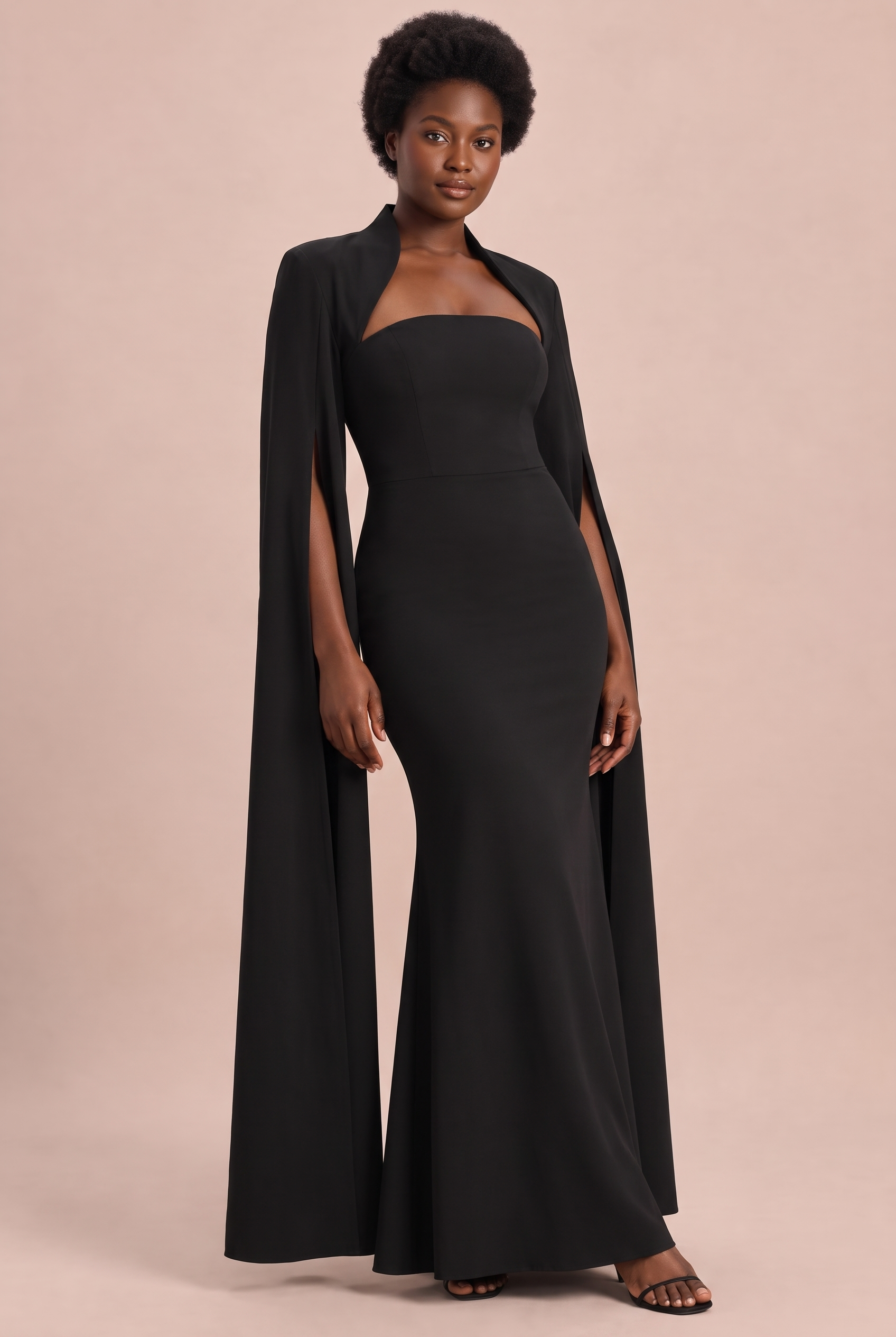 Robe longue noire à encolure carrée et manches cape | Porté sur une silhouette plus ronde | Lounelle Paris