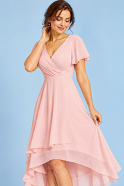 Robe rose à manches volantées et ourlet asymétrique | Vue rapprochée | Lounelle Paris