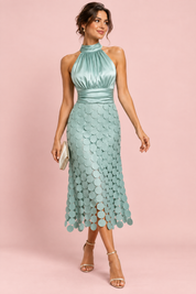 Robe midi vert sauge en satin à encolure américaine et jupe à panneaux | Vue de face | Lounelle Paris