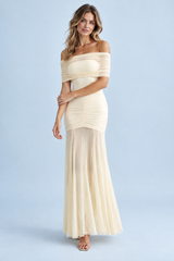 Crèmekleurige gerimpelde off-shoulder maxi-jurk