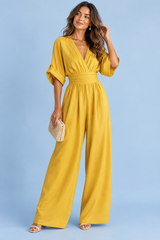 Gele jumpsuit met V-hals en wijde pijpen