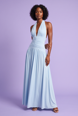 Lichtblauwe maxi-jurk met diepe halslijn en rimpeldetails