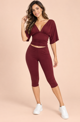 Bordeauxrode tweedelige set met gerimpelde top met V-hals en capribroek