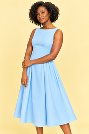 Robe bleu clair à encolure bateau et coupe trapèze | Vue rapprochée | Lounelle Paris
