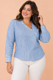 Blouse rayée asymétrique bleu clair | Porté sur une silhouette plus ronde | Lounelle Paris