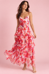 Rode asymmetrische maxi-jurk met lelieprint en cape-mouwen