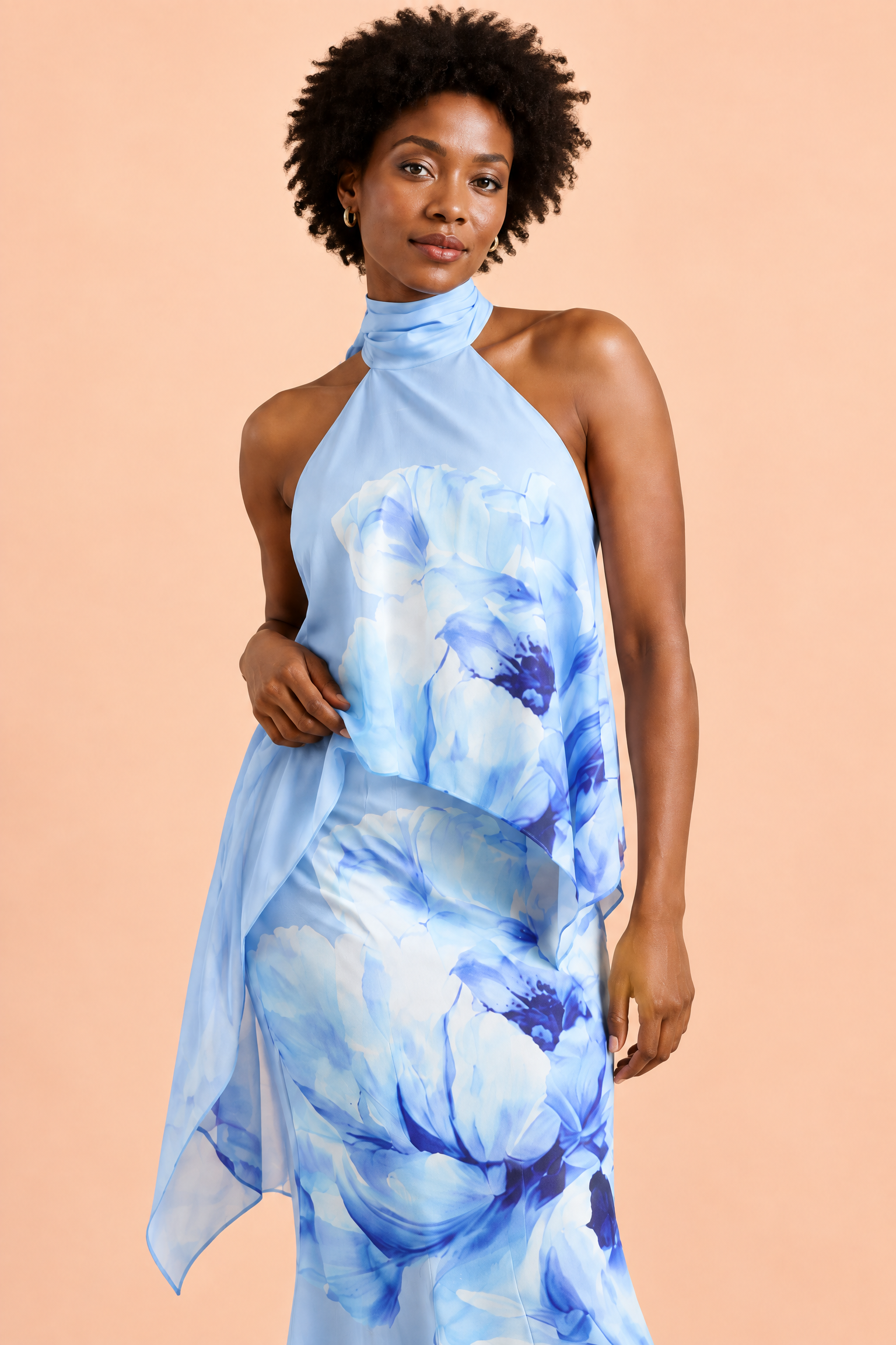 Jupe longue asymétrique bleue à imprimé floral en satin mat | Vue rapprochée | Lounelle Paris