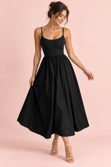 Zwarte geplisseerde midi-jurk met fit-and-flare-silhouet