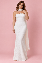 Robe longue moulante blanche en dentelle, bustier avec détail foulard | Porté sur une autre silhouette | Lounelle Paris