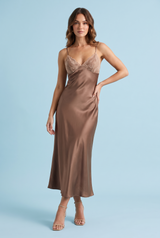 Lange bruine slipdress met V-hals, dunne bandjes en kantdetails