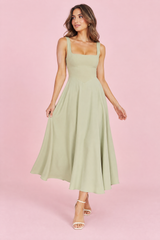 Groene midi-jurk met spaghettibandjes en volumineuze zoom