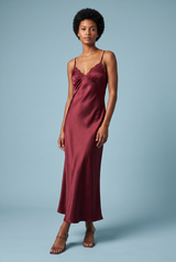 Lange bordeauxrode slipdress met V-hals, dunne bandjes en kantdetails
