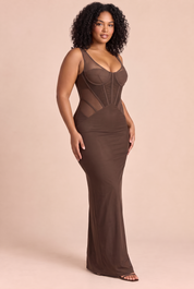 Robe longue marron à empiècements corset | Porté sur une silhouette plus ronde | Lounelle Paris