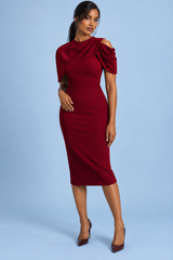 Nauwsluitende midi-jurk Berry met gedrapeerde cape — Donkerrood