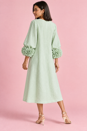 Robe midi vert menthe coupe trapèze à manches bouffantes | Vue de dos | Lounelle Paris
