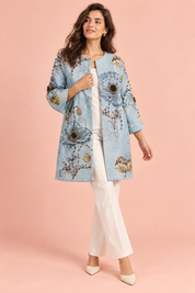 Manteau midi bleu clair à motifs floraux et perles | Vue de face | Lounelle Paris