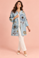 Lichtblauwe midi-jas met bloemendessin en kraaldetails
