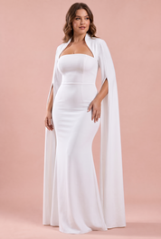Robe longue blanche à encolure carrée et manches cape | Porté sur une silhouette plus ronde | Lounelle Paris