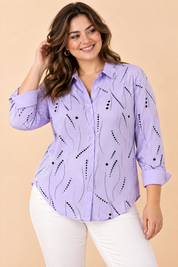 Chemise oversize lavande à imprimé cachemire | Porté sur une silhouette plus ronde | Lounelle Paris