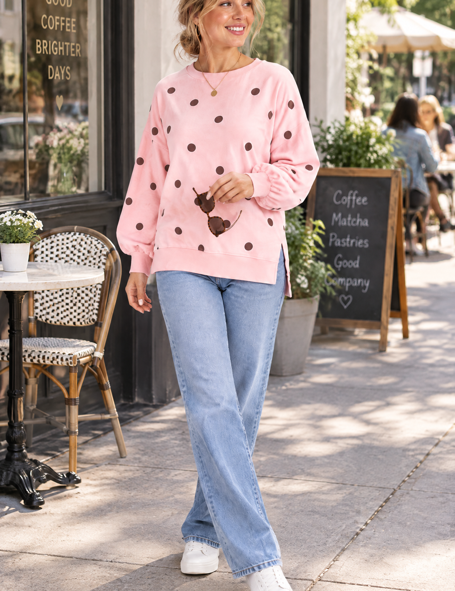 Sweat-shirt oversize rose à pois | Photo lifestyle | Lounelle Paris