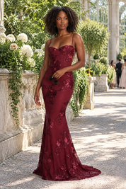 Robe longue bordeaux à broderies florales | Photo lifestyle | Lounelle Paris