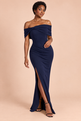 Lange marineblauwe jurk met Bardot-hals, strik en hoge split