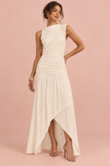 Gebroken witte maxi-jurk met hoge hals en gerimpelde details