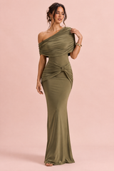 Olijfgroene maxi-jurk met blote schouders en rimpeldetails