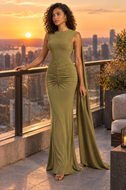 Robe longue verte à col bateau, manches cape et dos nu | Deuxième photo lifestyle | Lounelle Paris