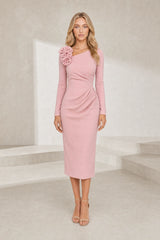 Asymmetrische jurk met bloem op schouder