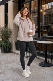 Sweat à capuche ample pelucheux | Photo lifestyle | Lounelle Paris
