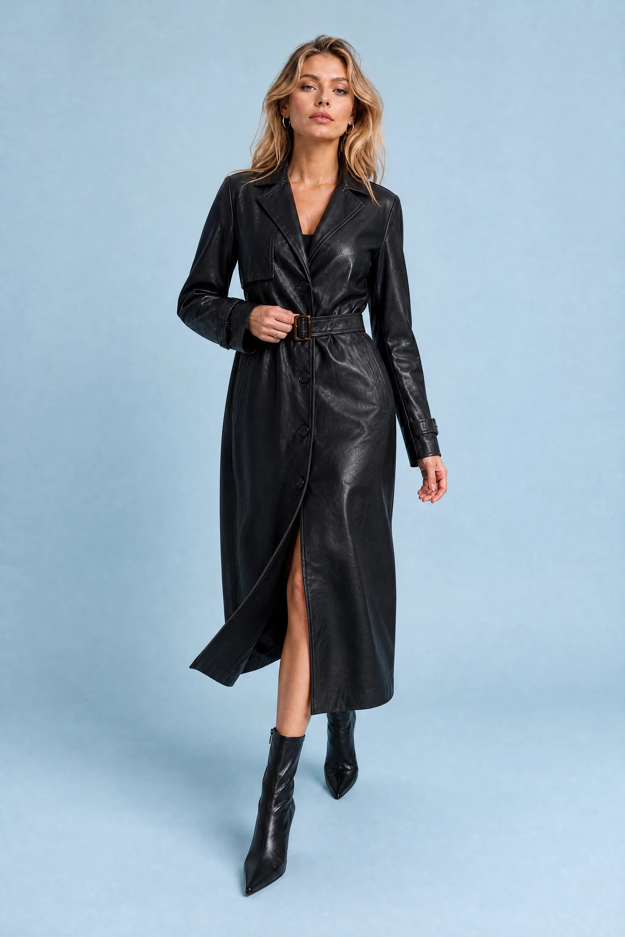 Trench long noir effet cuir | Vue en mouvement | Lounelle Paris